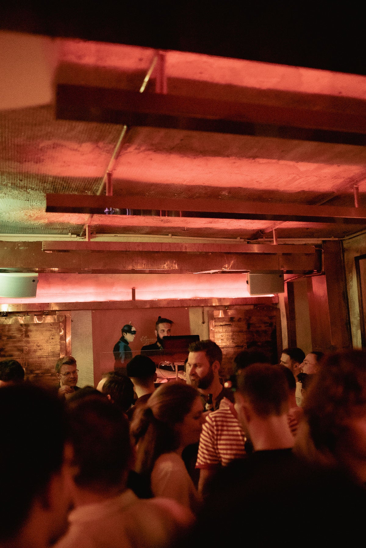 Volle Tanzfläche mit DJs und stimmungsvollem Licht – Boazn München, Tanzbar an der Ludwigsbrücke, Dezember 2025 38