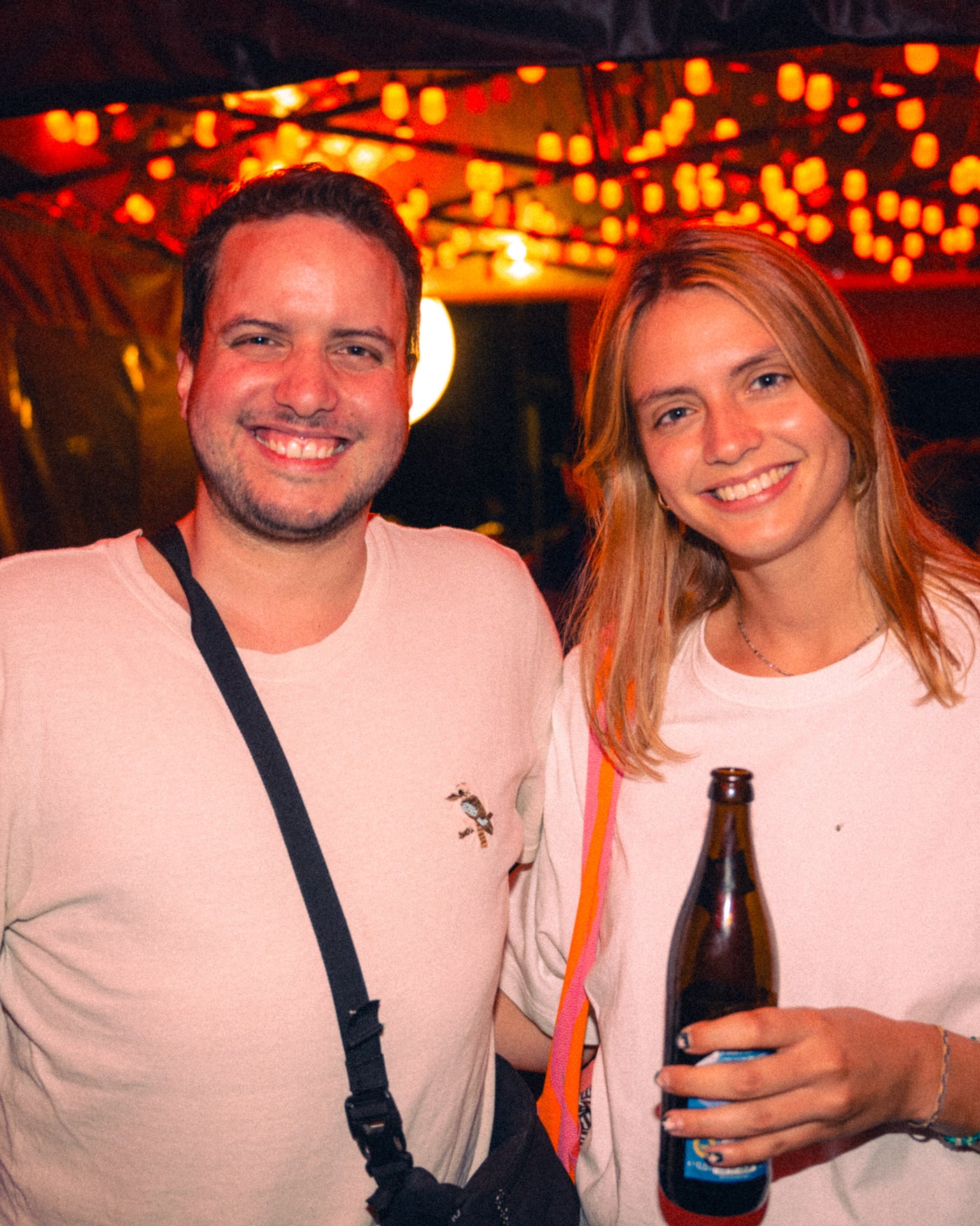 Paar lächelt entspannt in die Kamera, Augustiner-Edelstoff in der Hand – Boazn München, Tanzbar an der Ludwigsbrücke, Mai 2026 13