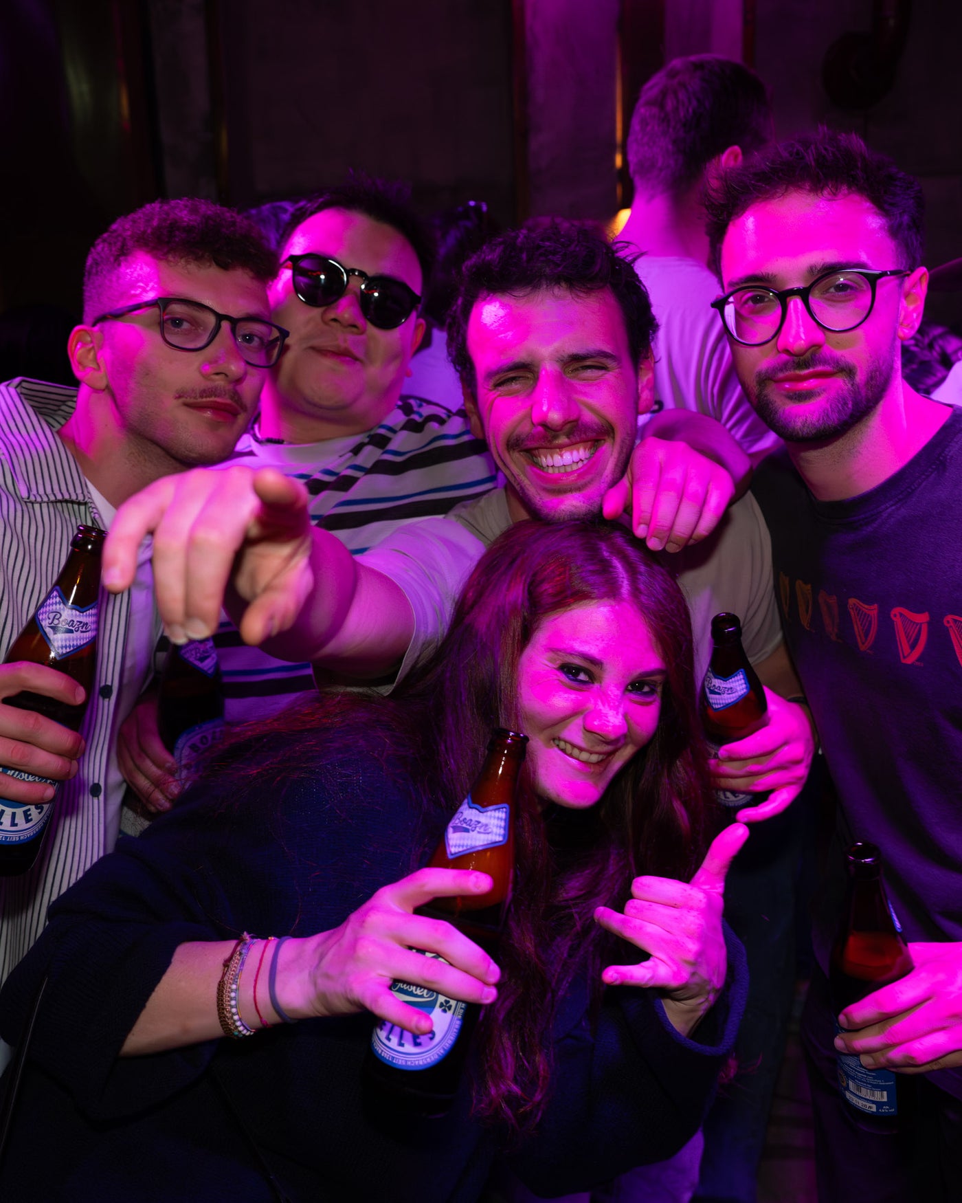 Freundesgruppe feiert im pinken Tanzflächenlicht mit Bierflaschen – Boazn München, Nightlife an der Isar, Mai 2026 25