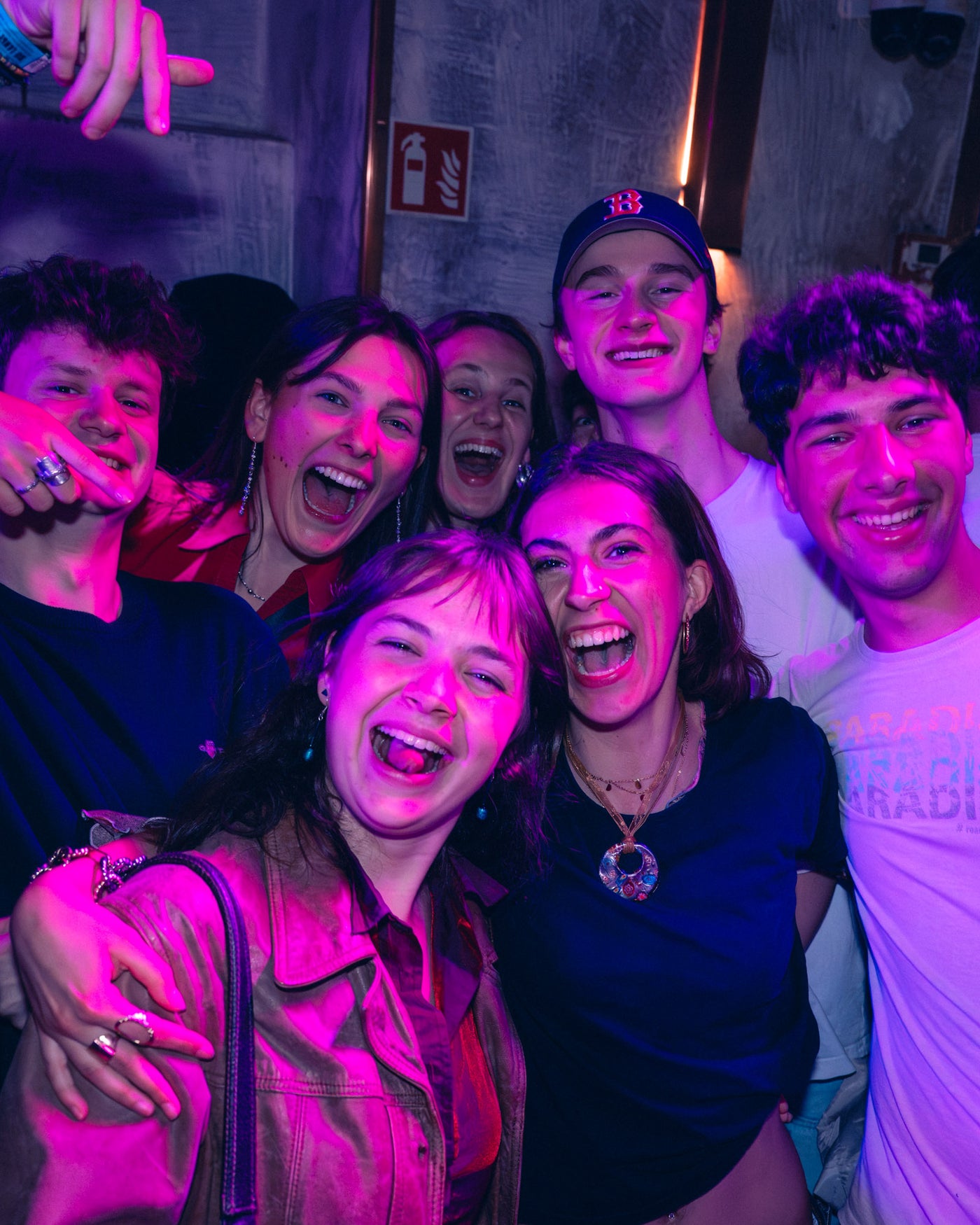 Ausgelassene junge Gruppe lacht im pink-blauen Tanzfläche-Licht – Boazn München, Tanzbar an der Isar, Mai 2026 27