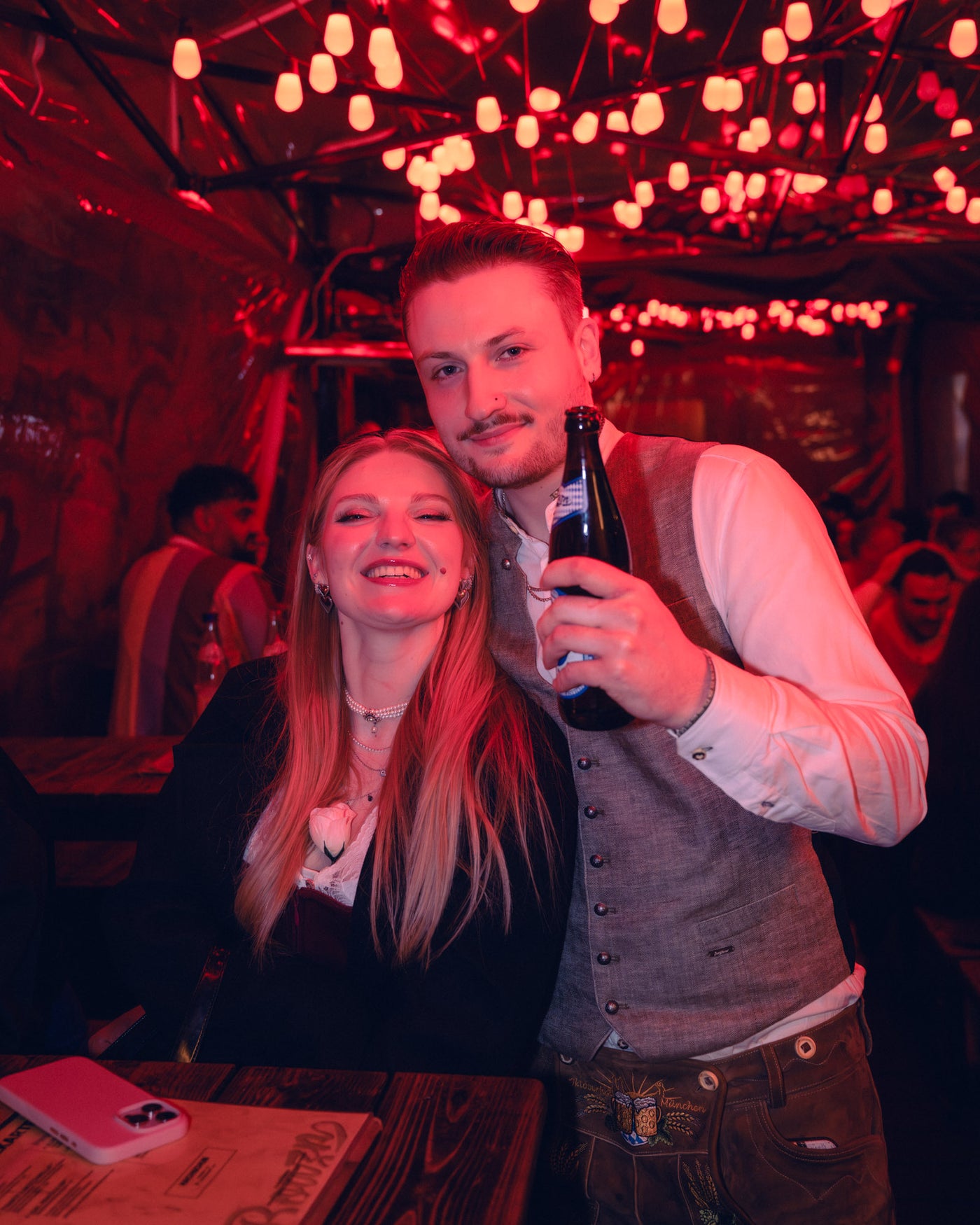 Paar in Tracht und Lederhose lacht mit Augustiner-Edelstoff in der Hand – Boazn München, Kneipe an der Ludwigsbrücke, Mai 2026 30