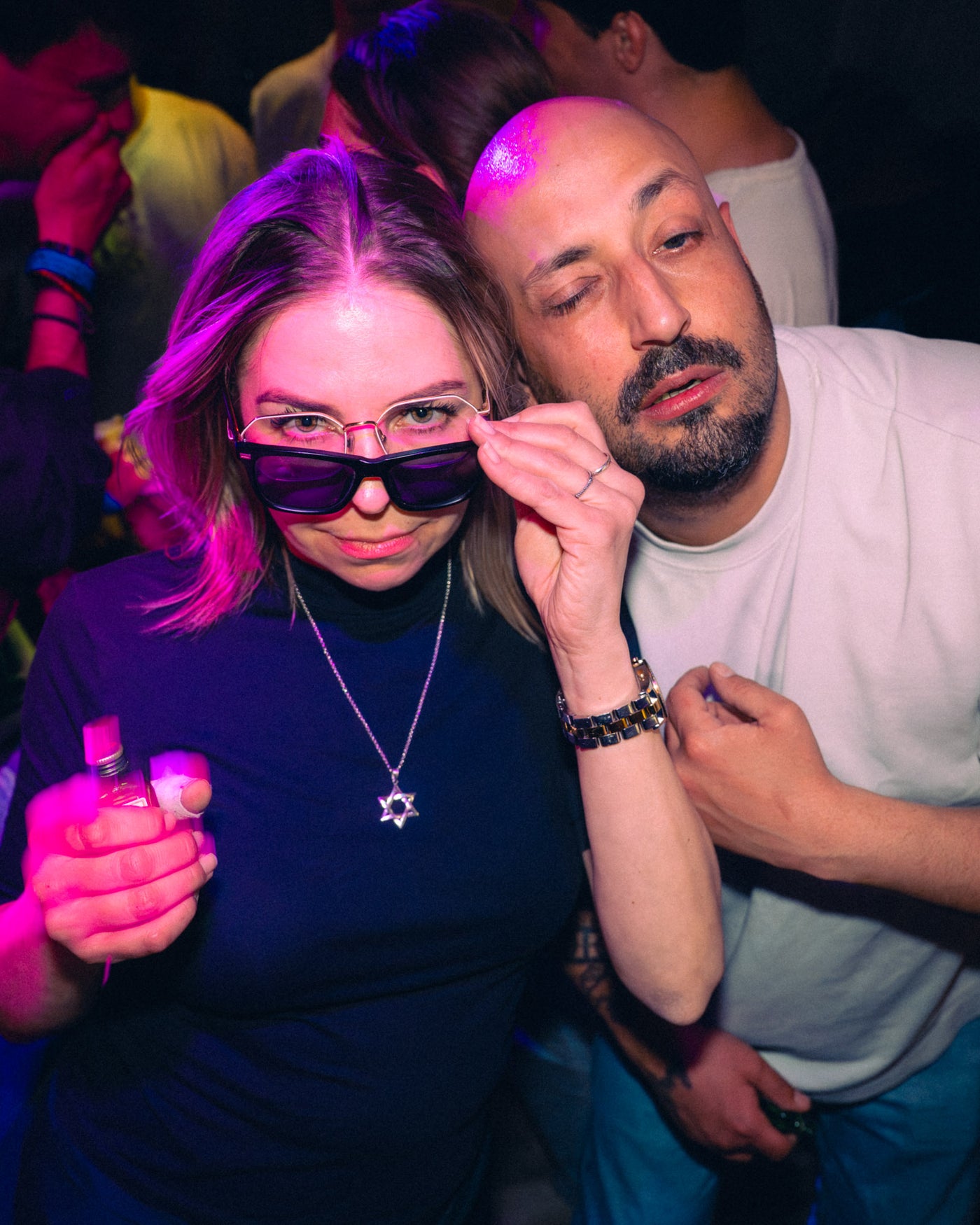 Frau mit Sonnenbrille und Freund mit Bart posen lässig im pinken Licht – Boazn München, Nightlife an der Isar, Mai 2026 33