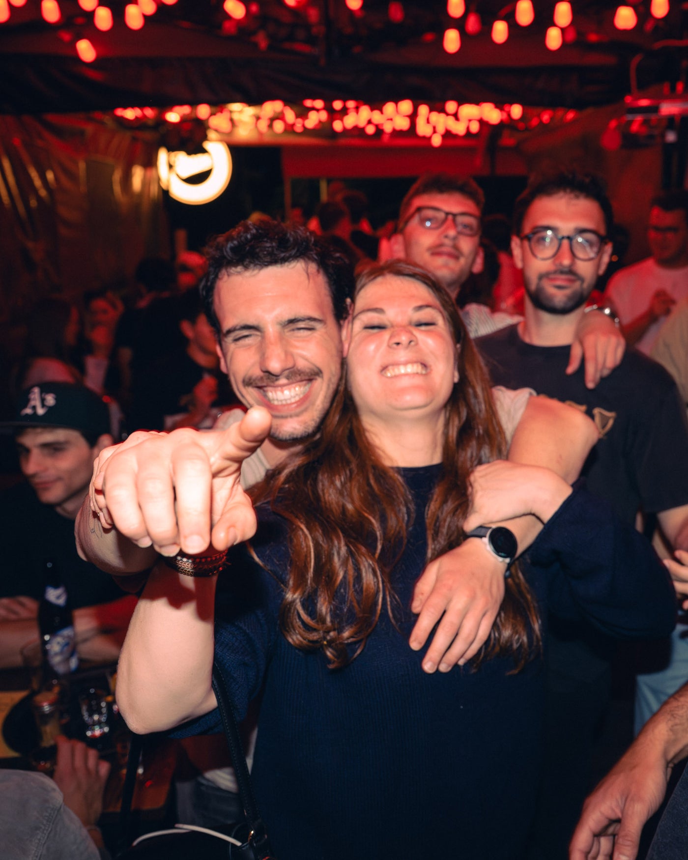 Pärchen umarmt sich strahlend unter den Lichterketten der Boazn – Boazn München, Tanzbar an der Isar, Mai 2026 37