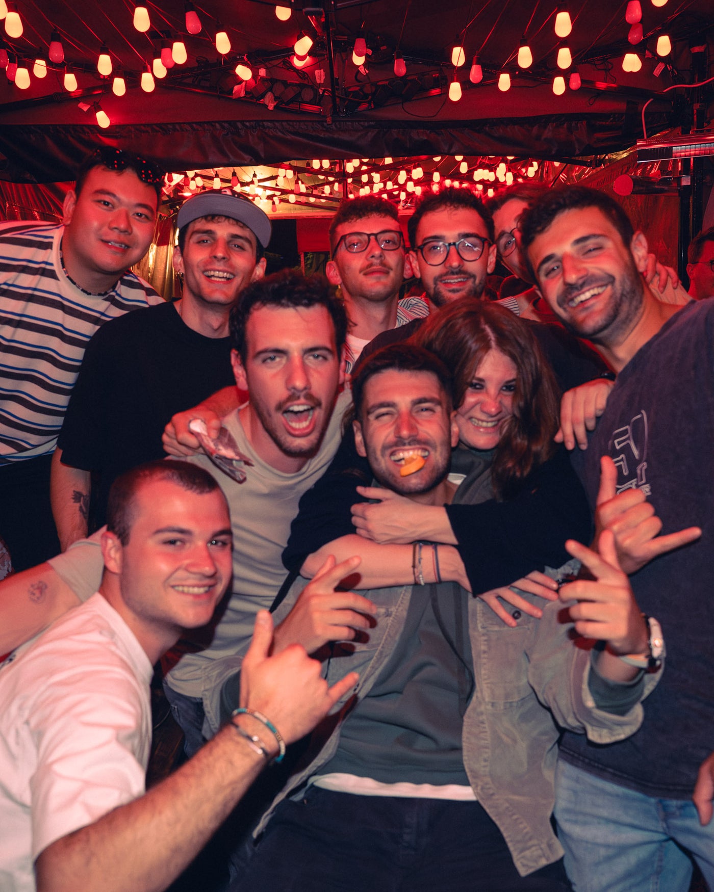 Große Männerrunde drängt sich für ein Gruppenfoto zusammen – Boazn München, Nightlife an der Ludwigsbrücke, Mai 2026 38