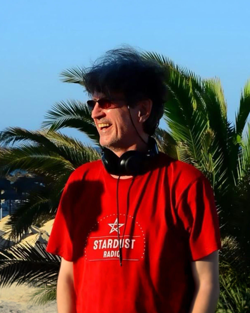 Frank Tyra, DJ in der Boazn München, mit DJ-Kopfhörern um den Hals
