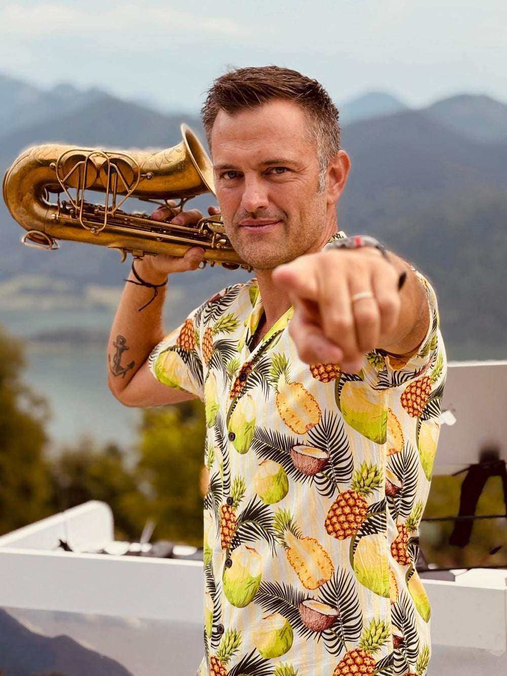 Johannes „Kapitän Holz“, Saxophonist und DJ in der Boazn München, mit Bariton-Saxophon