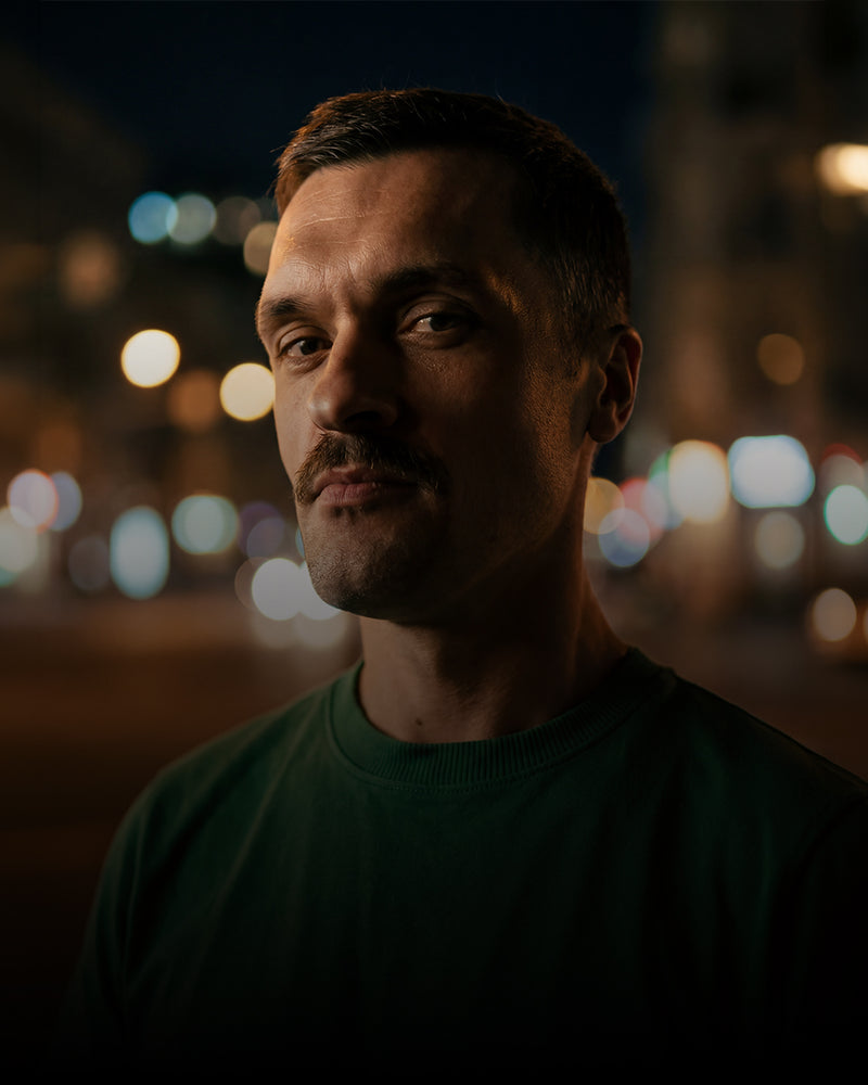 DJ John Gabriel, Disco- und House-DJ in der Boazn München, nächtliches Porträt